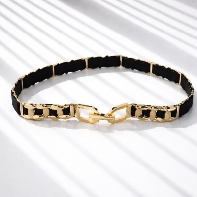 Cinto preto com elos dourados e fivela dourada