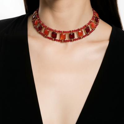 Colar tipo gargantilha vermelho e dourado com pedras usadas no pescoço de mulher