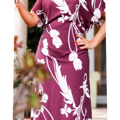 Vestido longo vinho com padrões florais brancos e colar branco