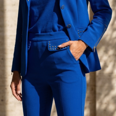 Conjunto azul royal com blazer e calças, detalhes em tachas metálicas e zíper