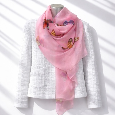 Casaco branco texturizado com cachecol rosa estampado de borboletas