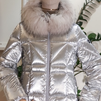 Casaco acolchoado prateado com gola de pelo em manequim