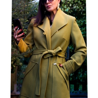 Casaco comprido amarelo-oliva com cinto e bolsos grandes