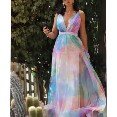 Vestido longo tie-dye com padrão pastel em ambiente exterior