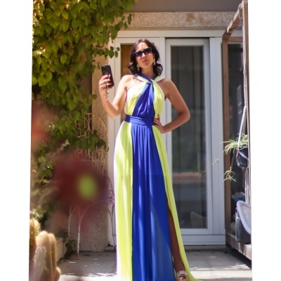 Vestido comprido azul e amarelo com decote halter e abertura lateral