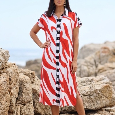 Vestido comprido com padrão vermelho e branco, faixa a preto e branco e botões frontais