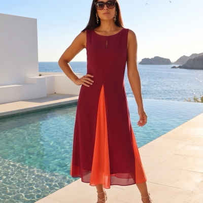 Vestido midi vinho com detalhe laranja junto a piscina e mar ao fundo