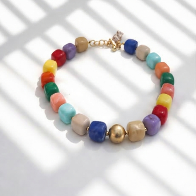 Colar com contas coloridas quadradas e conta redonda dourada
