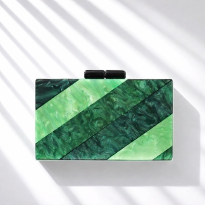 Mala de mão retangular verde com padrão marmoreado e fecho preto