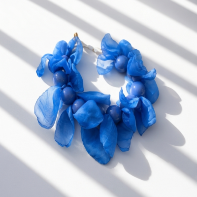 Colar azul com contas redondas e folhas de tecido