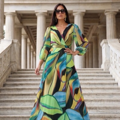 Vestido longo fluído com padrão abstrato colorido em escadaria de mármore