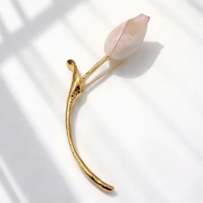 Alfinete de broche flor dourada com botão cor-de-rosa