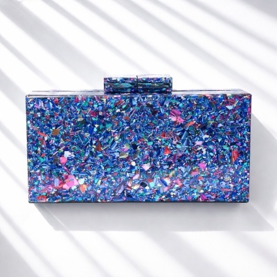 Clutch retangular colorida em tons azuis e roxos com textura brilhante