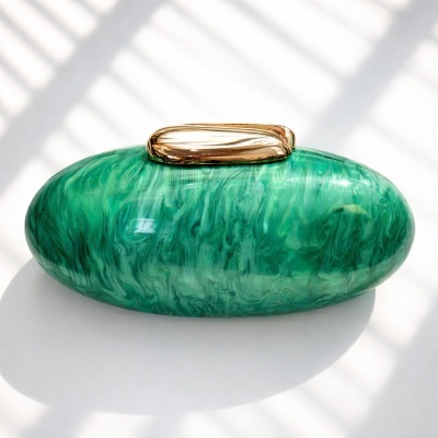 Clutch oval verde marmoreado com fecho dourado