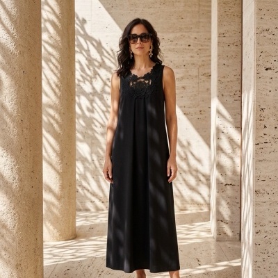 Vestido longo preto sem mangas com renda no decote e sandálias pretas