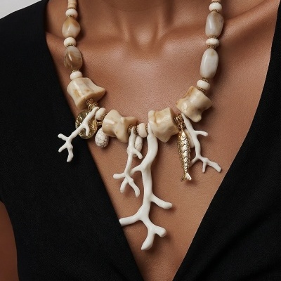 Colar com conta de madeira clara, ramos brancos e pendente dourado