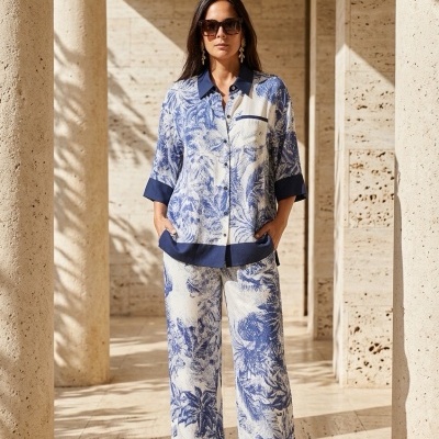 Conjunto de pijama feminino azul e branco com padrão floral e detalhes em azul escuro