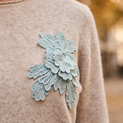 Camisola bege com aplique de flor azul