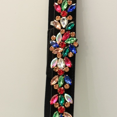 Pulseira preta com pedras coloridas em padrão floral.