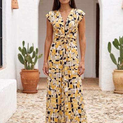 Vestido comprido com padrão geométrico amarelo, bege e preto com nó na cintura