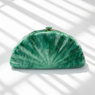Clutch semicircular verde mármore com fecho redondo dourado