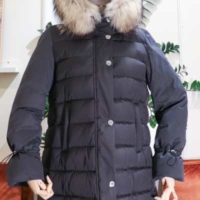 Casaco acolchoado preto com capuz de pêlo instalado num manequim