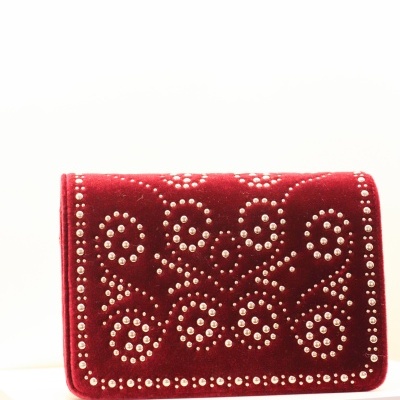 Carteira ou mala em veludo vermelho com tachas douradas decorativas