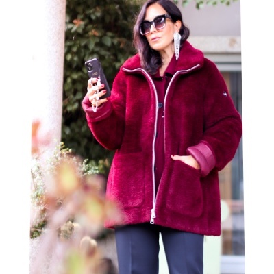 Casaco feminino bordô felpudo com fecho de correr branco e bolsos frontais