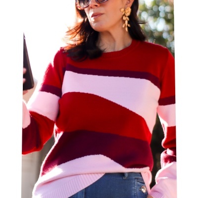 Camisola de malha vermelha, rosa e bordô com padrão geométrico