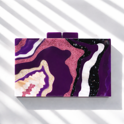 Mala rígida com padrão abstrato em roxo, rosa, branco, dourado e preto