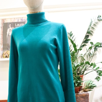 Camisola azul turquesa de gola alta em manequim