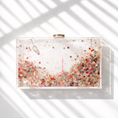 Saco de mão transparente com lantejoulas coloridas
