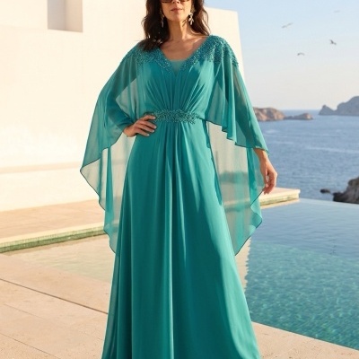 Vestido longo turquesa fluído com detalhes bordados e mangas largas transparentes