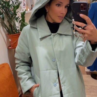 Casaco acolchoado verde menta com capuz e botões