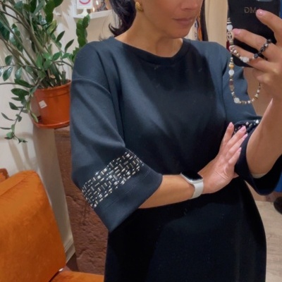 Vestido preto com detalhes prateados nas mangas