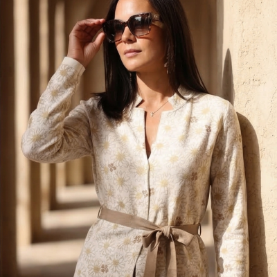 Casaco cardigan bege claro com padrão floral e cinto de tecido castanho