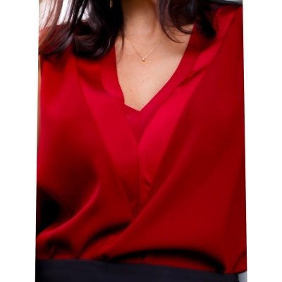 Blusa vermelha feminina com decote em V e roupa preta