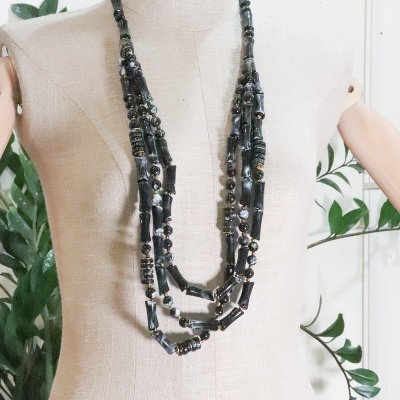 Colar comprido com cristais pretos e cinzentos na manequim