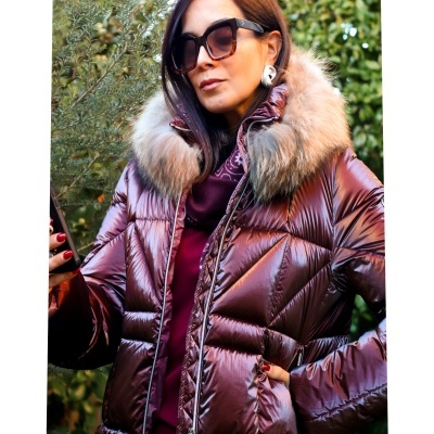 Casaco acolchoado vinho com gola de pelo e óculos escuros