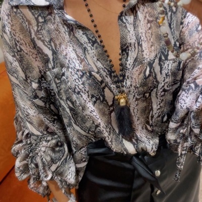 Conjunto de blusa animal print e saia preta de efeito couro com botões