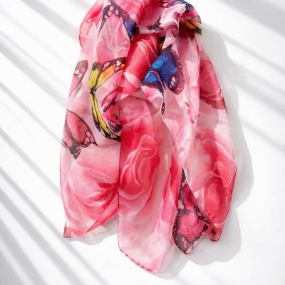 Lenço leve com padrão de borboletas e rosas cor-de-rosa