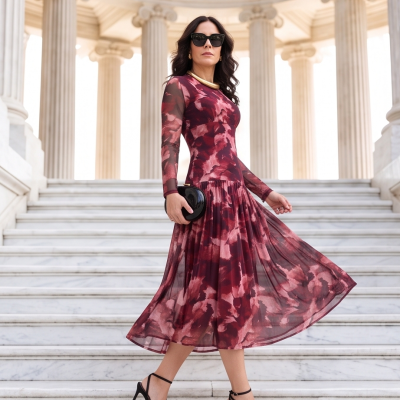 Mulher de vestido midi vermelho com padrão floral e sapatos pretos em escadaria de mármore