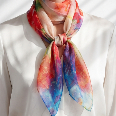 Lenço multicolorido de tecido leve usado no pescoço sobre camisa branca