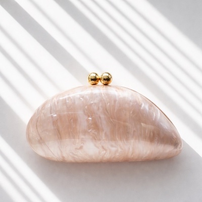 Mala de mão semicircular acrílico marmoreado bege claro com fecho dourado