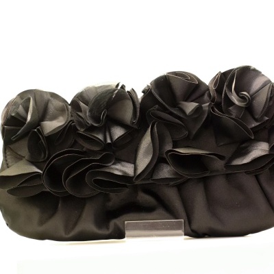 Mala de mão preta com flores tridimensionais de tecido