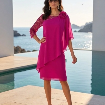 Mulher com vestido rosa de festa e sapatos de salto junto à piscina e mar ao fundo