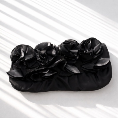 Carteira preta de tecido com flores grandes em relevo