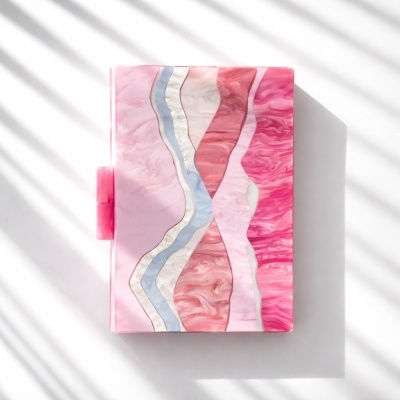 Caderno colorido com padrão ondulado sobre fundo branco