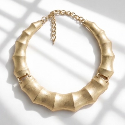 Colar dourado segmentado com cadeia ajustável