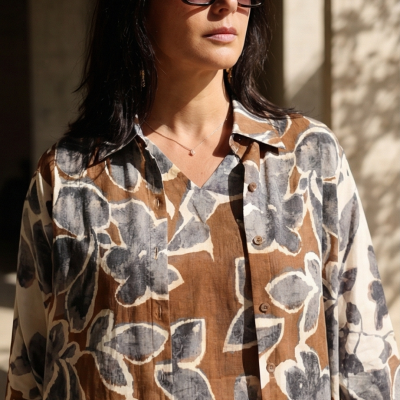 Blusa e camisa com padrão floral castanho, branco e cinzento e botões castanhos